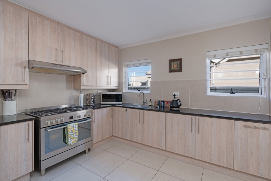 4 Bedroom Property for Sale in Sunningdale Western Cape